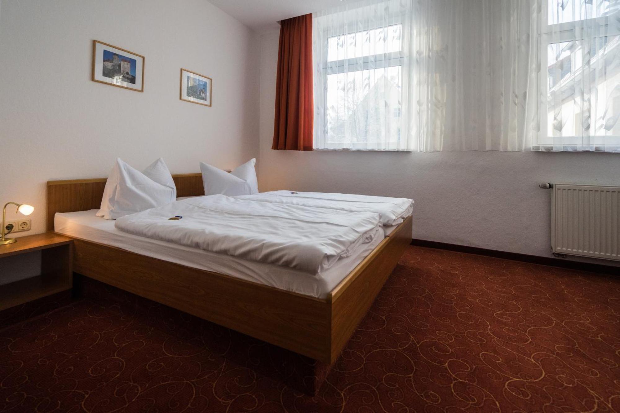 Hotel Zur Post ピルナ エクステリア 写真