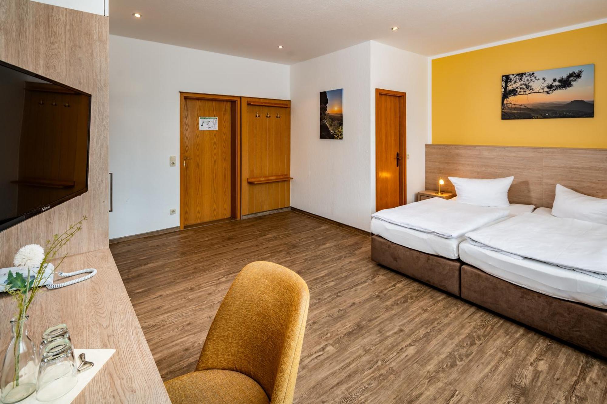 Hotel Zur Post ピルナ エクステリア 写真